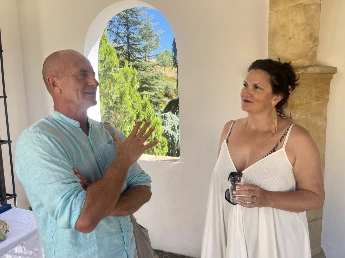Mariëlla en Marcos in gesprek onder de boog van de finca