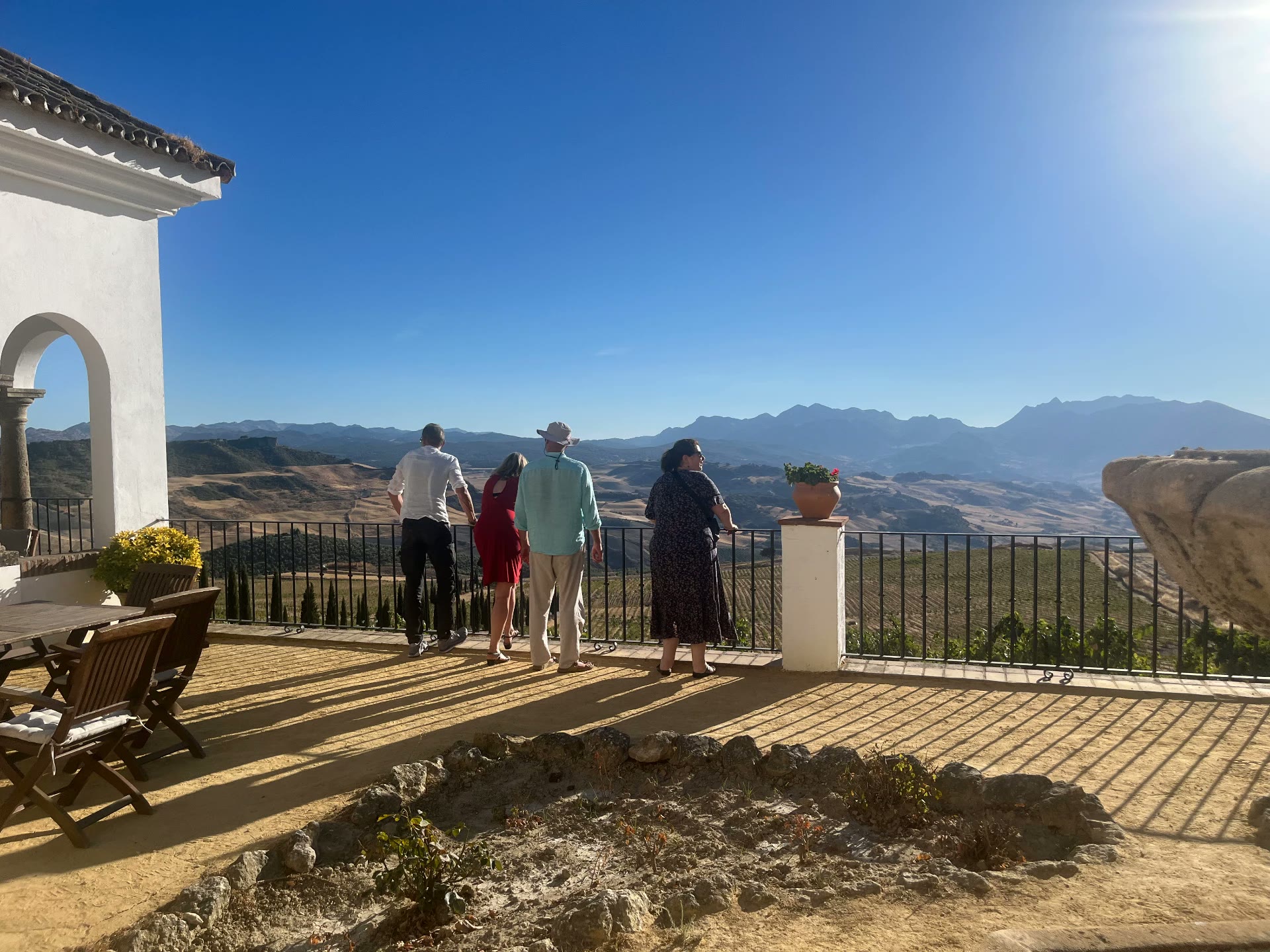 Uitzicht over de wijngaarden en bergen van Andalusië vanaf het terras