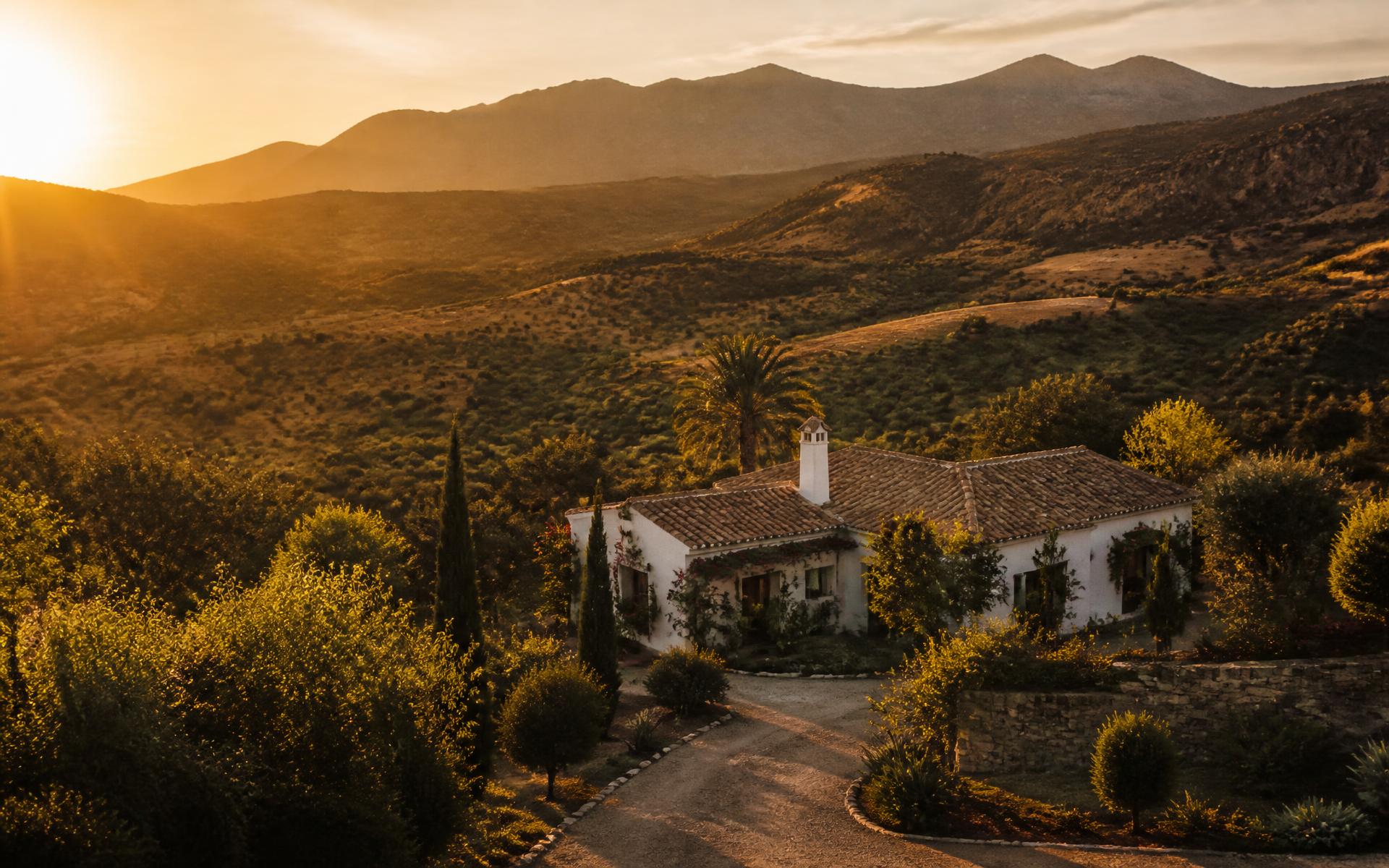 Verborgen finca in een Andalusische vallei bij zonsondergang